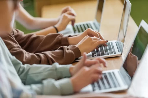 Amazon, Yapay Zeka Kodlama Aracı Kiro'yu Hediye Ederek Hızla Yaygınlaştırmayı Umuyor